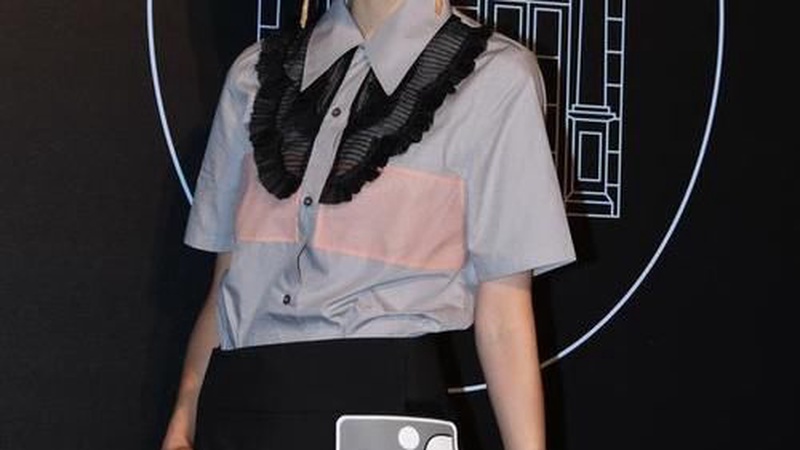 董洁巴黎素颜照引关注：褶子真实出镜文艺穿搭显清冷气质